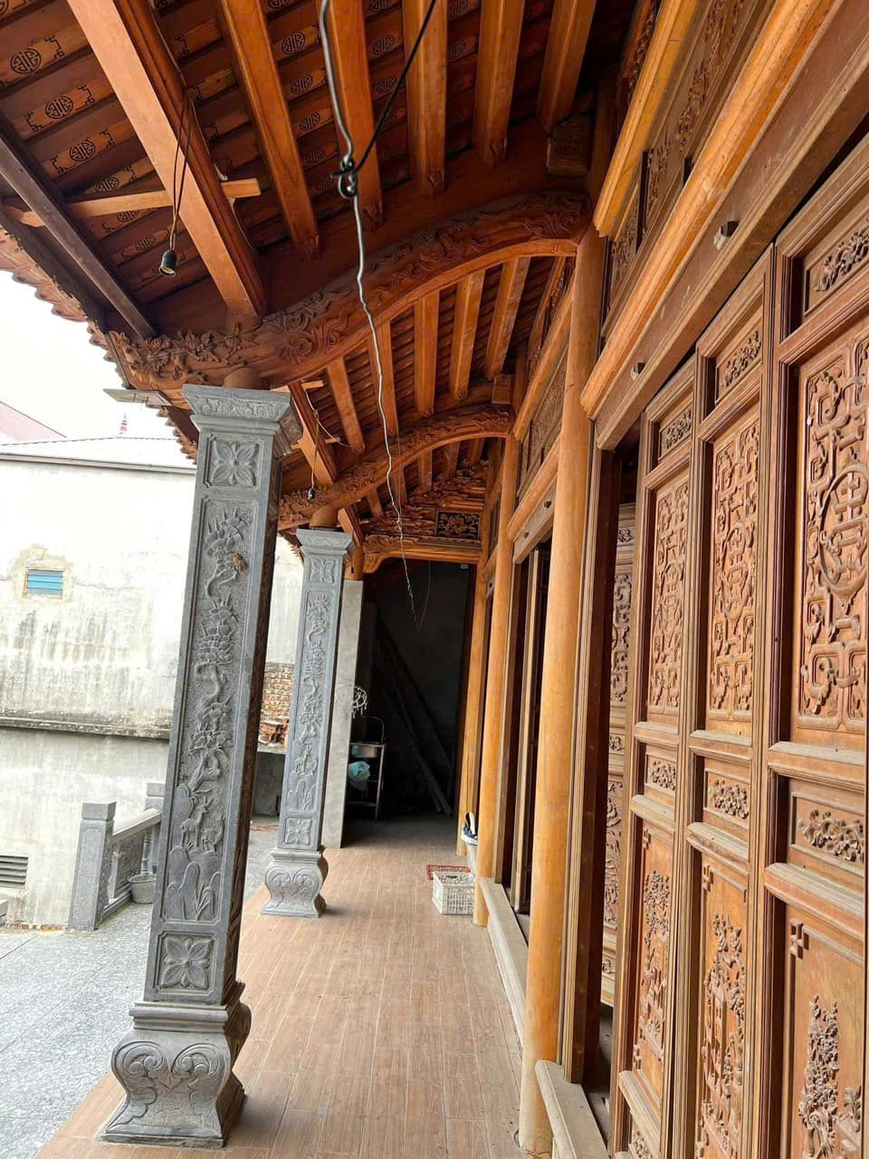 Hành lang, mái hiên và hệ cửa gỗ