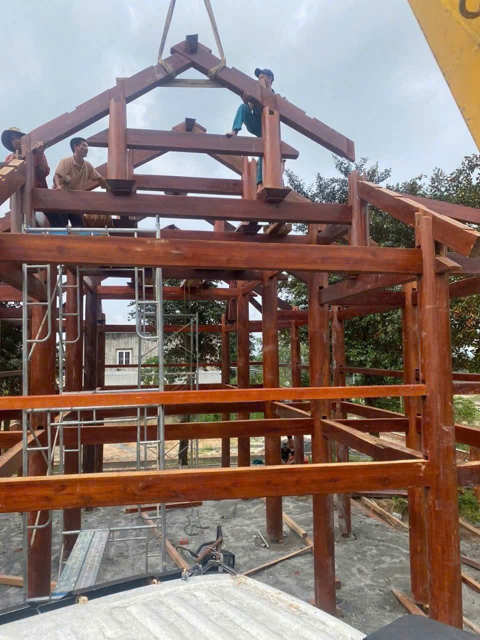 Lắp dựng hệ khung và kết cấu mái
