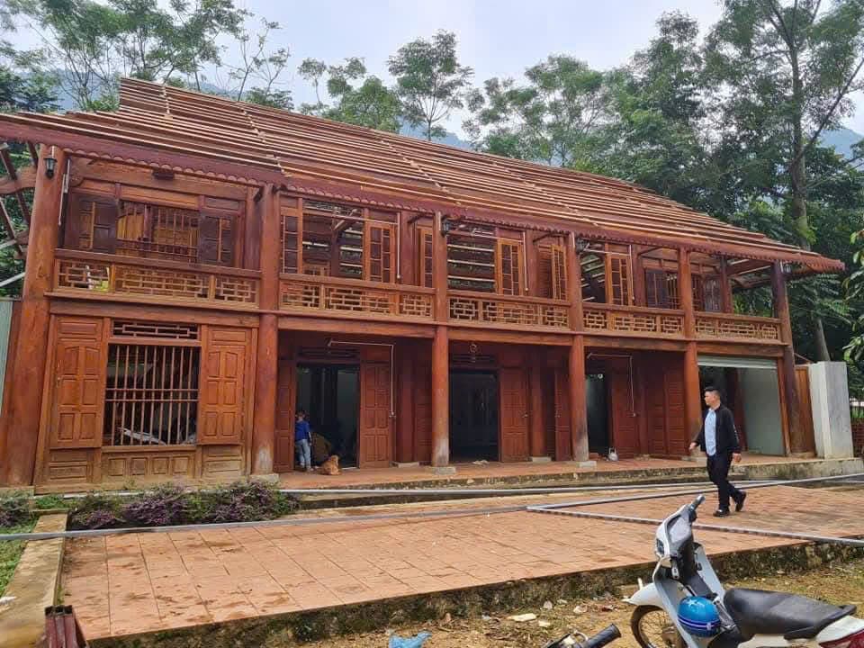 Nhà gỗ hai tầng với hiên rộng