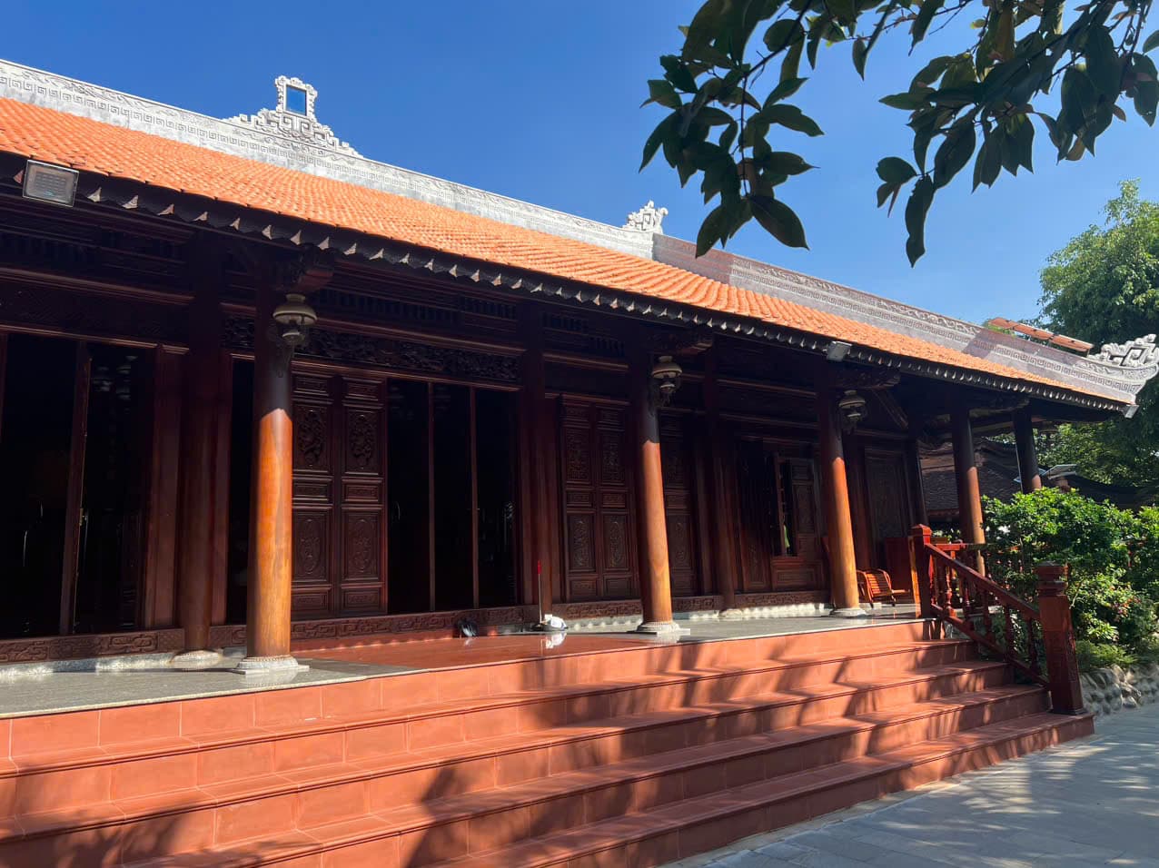 Mặt tiền nhà gỗ truyền thống sau hoàn thiện