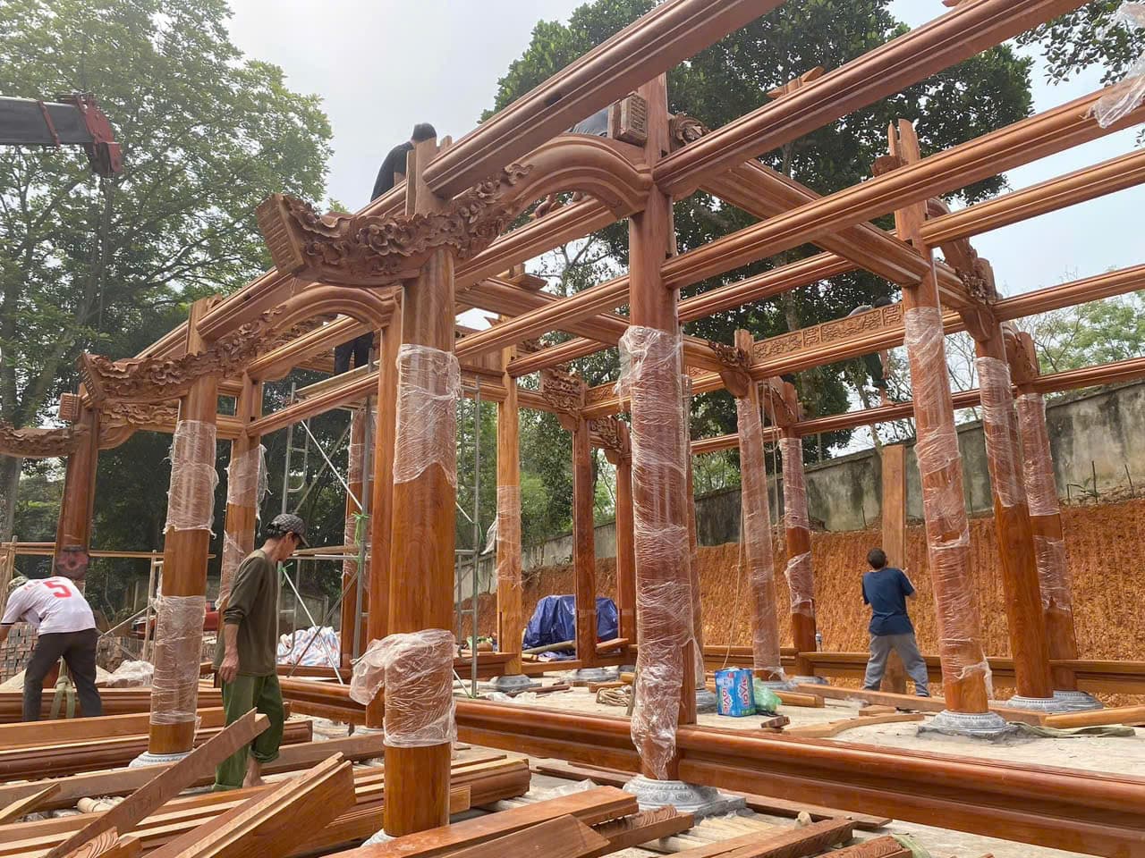Lắp dựng khung nhà gỗ tại công trình thực tế