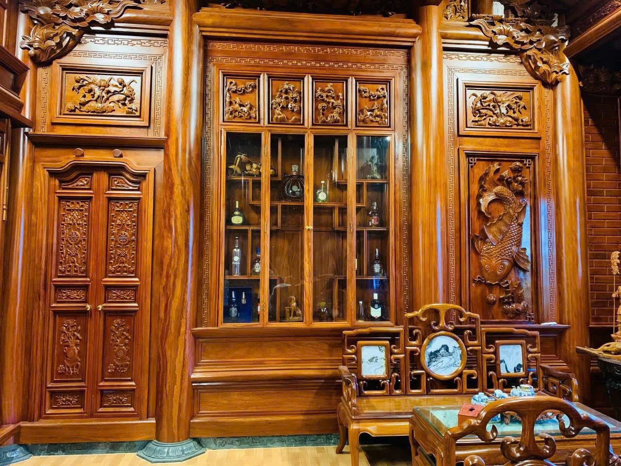 Tủ trưng bày kết hợp vách gỗ trang trí